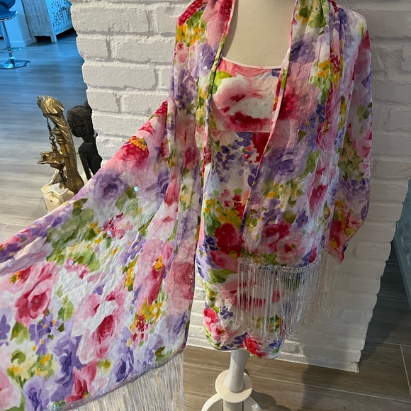 RITMO DI PERLA beautiful floral printed sequined shawl with sequn fringing - Picture 3 of 6